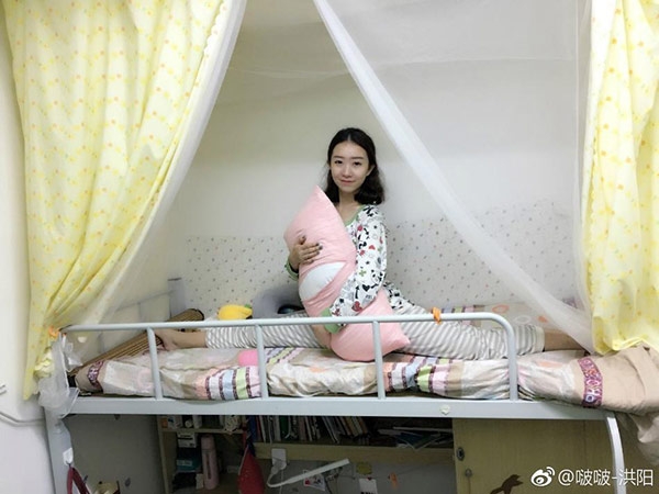 nu sinh vua an vua xoac chan hot nhat tren mang tq hinh anh 6