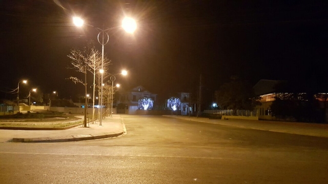  Đoạn đường lớn dẫn thẳng vào nhà ông chủ tịch thị xã. 