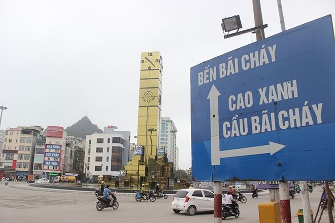Cot dong ho 35 ty nam giua Ha Long hinh anh 3