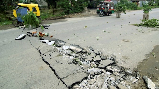 Đường sá gãy nứt sau một trận động đất ở Philippines hồi tháng 2 /// Reuters