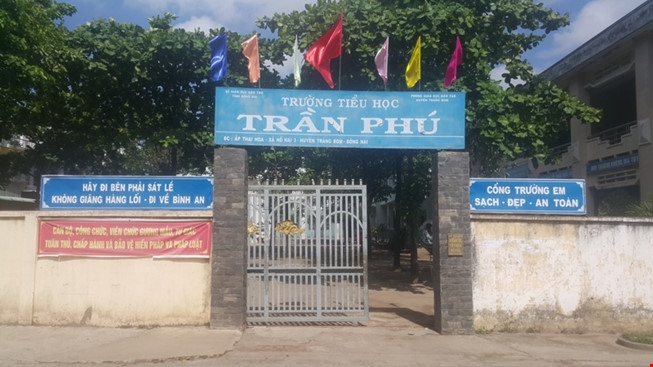 Giảng viên xông vào trường tiểu học 'lột' quần học sinh