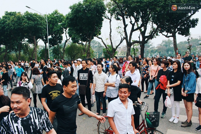 Hàng nghìn người dân Thủ đô háo hức xếp hàng chờ nhận đồ miễn phí ở lễ hội Hàn Quốc - Ảnh 1.