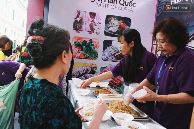 Hàng nghìn người dân Thủ đô háo hức xếp hàng chờ nhận đồ miễn phí ở lễ hội Hàn Quốc - Ảnh 5.