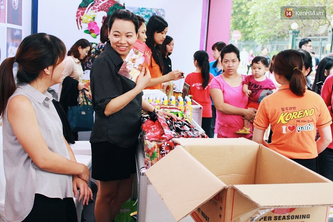 Hàng nghìn người dân Thủ đô háo hức xếp hàng chờ nhận đồ miễn phí ở lễ hội Hàn Quốc - Ảnh 7.