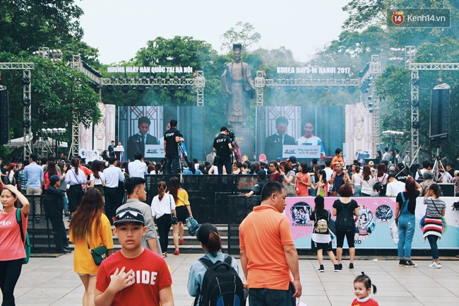 Hàng nghìn người dân Thủ đô háo hức xếp hàng chờ nhận đồ miễn phí ở lễ hội Hàn Quốc - Ảnh 14.