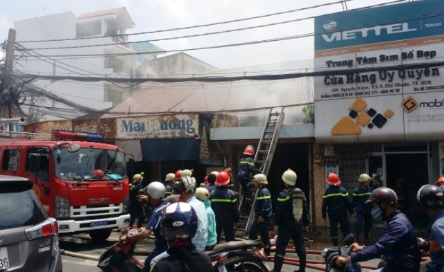 Khoi lua bao trum can nha o Sai Gon, doi vo chong thoat chet hinh anh 1