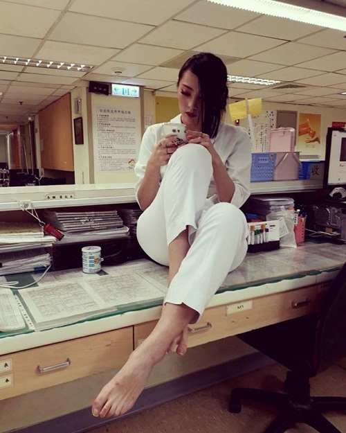 Nữ hộ lý xinh đẹp nhận nhiều chỉ trích vì hành động xấu xí trong bệnh viện - Ảnh 1.