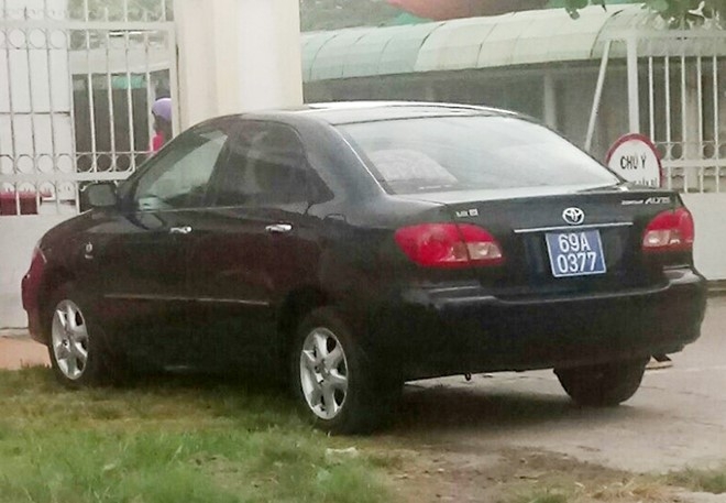 Chu tich huyen di hoc bang oto bien so xanh hinh anh 1