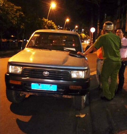 dem cuoi tuan, ong hai bat ngo xuong duong xu xe bien xanh hinh anh 1