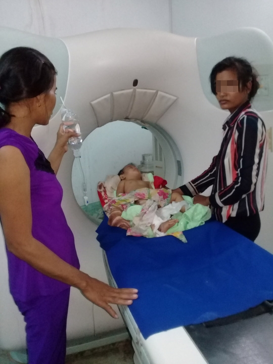Lọt vào căm xe máy, bé 11 tháng tuổi nguy kịch - Ảnh 1.