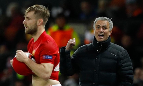 mourinho-bi-che-chi-dam-bat-nat-cau-thu-tre