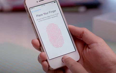 Bat 2 thanh nien deo khau trang cuop iPhone giua ban ngay hinh anh