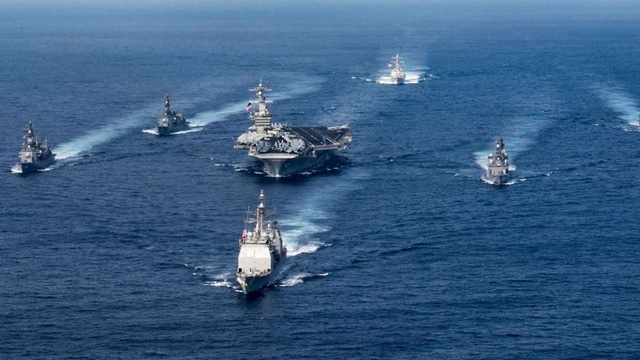 Tàu sân bay USS Carl Vinson (giữa) và các tàu hộ tống (Ảnh: AFP)
