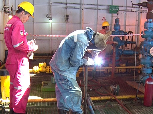  Công nhân làm việc trên mỏ Thỏ Trắng ngoài khơi biển Vũng Tàu - Ảnh: BÍCH NGỌC 
