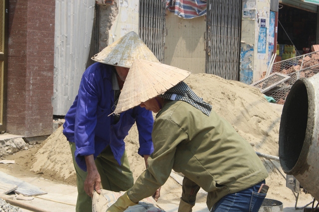  Những người lao động ngoài trời vật lộn với nắng nóng gay gắt đầu hè. 