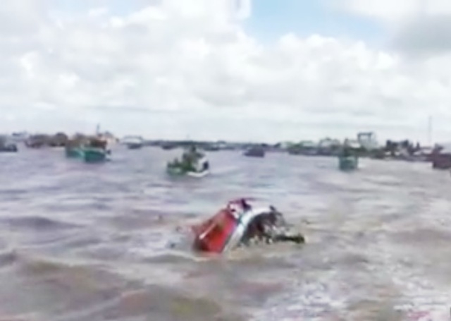 Chiếc tàu trước khi bị chìm (ảnh trên) và sau khi bị chìm (ảnh dưới) trên sông Gành Hào khiến nhiều người thương vong.