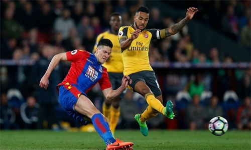 cau-thu-arsenal-xin-loi-cdv-nha-sau-tham-bai