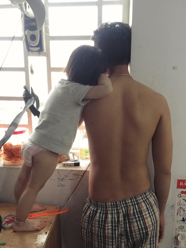 Người ta cười ông bố trẻ mặc áo ren màu nõn chuối ra chợ, nhưng sẽ khóc khi biết lý do - Ảnh 3.