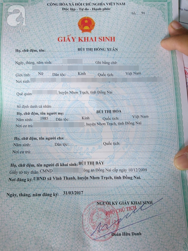 Ánh mắt đầy ám ảnh của thiên thần mắt xanh không thấy ánh mặt trời, chưa một lần gặp cha - Ảnh 4.