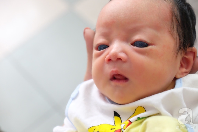 Ánh mắt đầy ám ảnh của thiên thần mắt xanh không thấy ánh mặt trời, chưa một lần gặp cha - Ảnh 5.