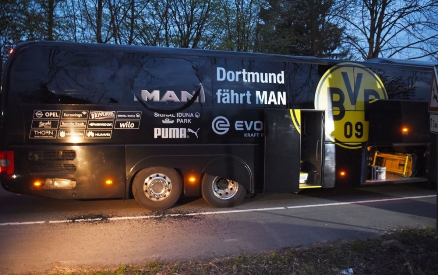 CDV bat khoc khi biet tin xe bus cua Dortmund bi danh bom hinh anh 1