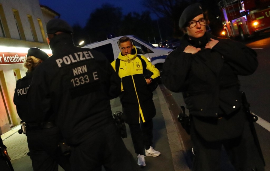 CDV bat khoc khi biet tin xe bus cua Dortmund bi danh bom hinh anh 4