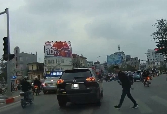 Chang trai cui dau cam on tai xe oto nhuong duong cho minh hinh anh 1