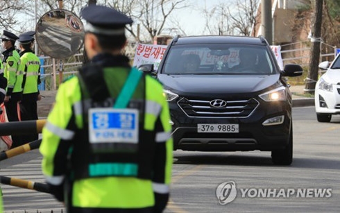 Xe chở các công tố viên đến thẩm vấn bà Park Geun-hye sáng 12/4. Ảnh: Yonhap.