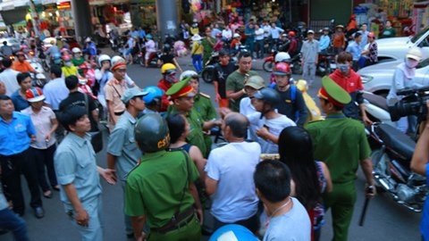 Đắk Lắk: 5 đối tượng bị tạm giữ vì tát phó chủ tịch phường đi dẹp vỉa hè - 2
