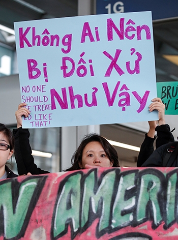 nguoi-my-goc-viet-bieu-tinh-phan-doi-united-airlines-tai-san-bay-1
