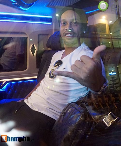 Ronaldinho đến Việt Nam tối 12/4: Nụ cười huyền thoại - 7