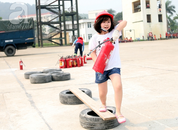 Trẻ nhỏ đu dây thoát nạn thần kỳ trong đám cháy giả lập tại khu chung cư - Ảnh 7.