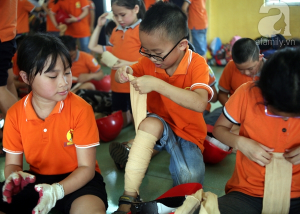 Trẻ nhỏ đu dây thoát nạn thần kỳ trong đám cháy giả lập tại khu chung cư - Ảnh 17.