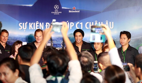 Có một Ronaldinho... e thẹn ở Việt Nam - ảnh 1