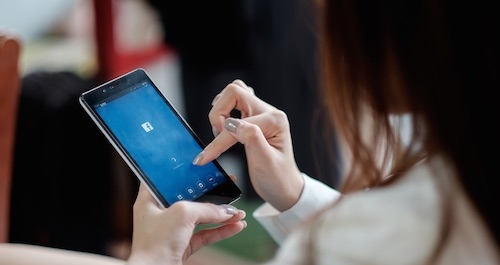 cuu nhan vien google: luot facebook nhu lac vao soi bac hinh anh 1