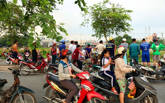  Người dân tụ tập theo dõi vụ việc. 