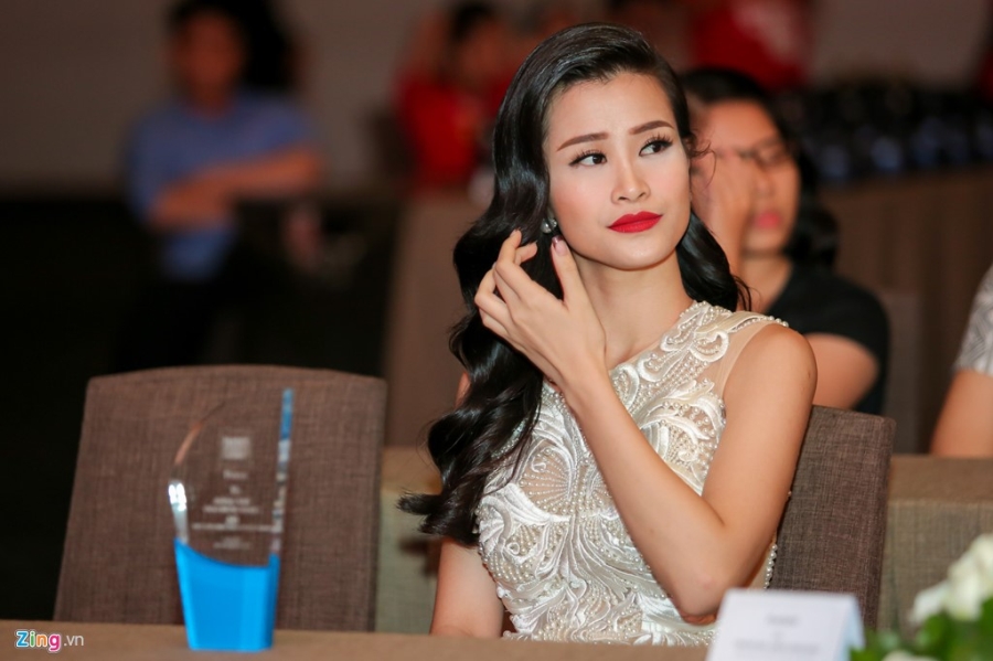 Dong Nhi, Van Ngo rang ro nhan giai Top 50 phu nu anh huong Viet Nam hinh anh 2