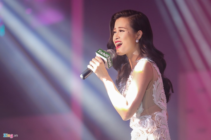Dong Nhi, Van Ngo rang ro nhan giai Top 50 phu nu anh huong Viet Nam hinh anh 4