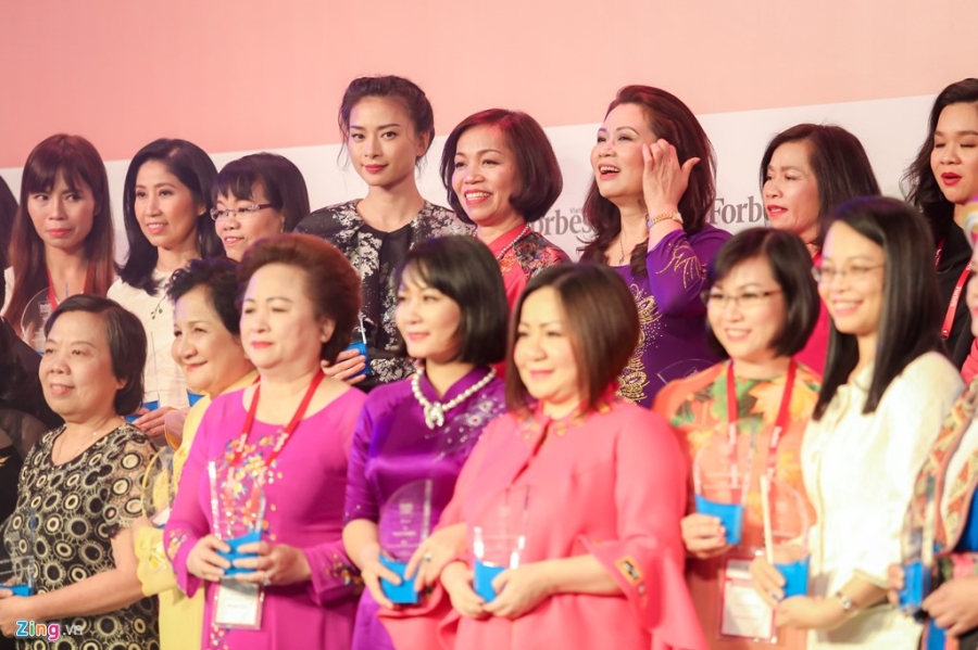 Dong Nhi, Van Ngo rang ro nhan giai Top 50 phu nu anh huong Viet Nam hinh anh 10