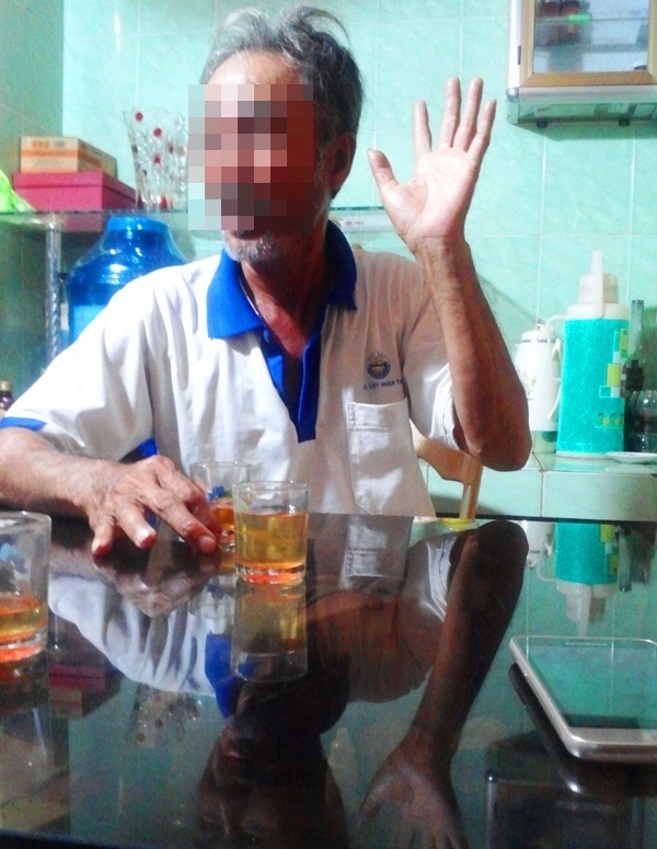 Ông H. kể lại sự việc ông tham gia chương trình click chuột làm giàu cho phóng viên