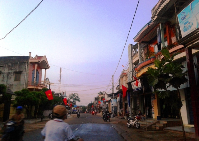 Làng biển xã Hoài Hương (huyện Hoài Nhơn, Bình Định), nơi có nhiều phụ nữ lén đem tiền dành dụm từ việc đi biển của chồng để đầu tư vào Cty TNHH DDB