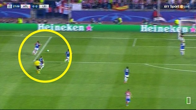 Điểm phạm lỗi của Albrighton với Griezmann nằm ngoài vòng cấm