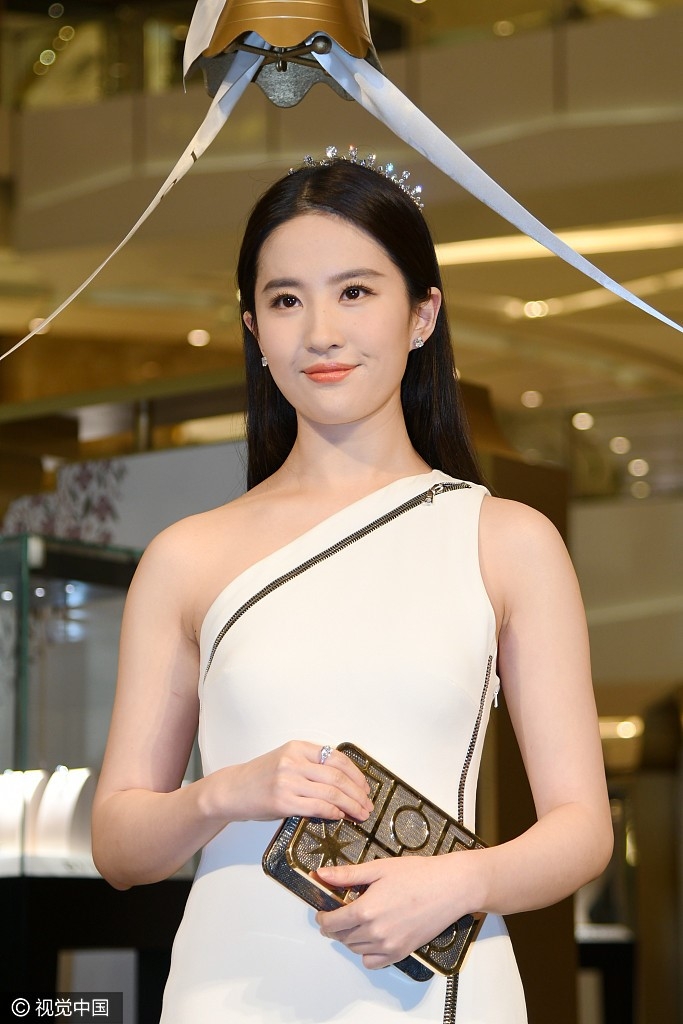 Luu Diec Phi mac vay bo, di giay cao got giua nghi van mang bau hinh anh 3