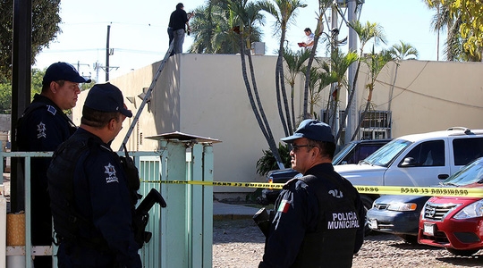  Một trong các thi thể rơi trúng nóc Bệnh viện An sinh xã hội Mexico (IMSS). Ảnh: REUTERS 