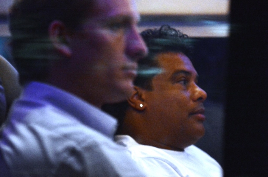 Roberto ngồi trên chuyến xe hộ tống Ronaldinho tại TP.HCM tối 12/4.