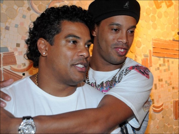 Nguoi di cung Ronaldinho sang Viet Nam la ai? hinh anh 1