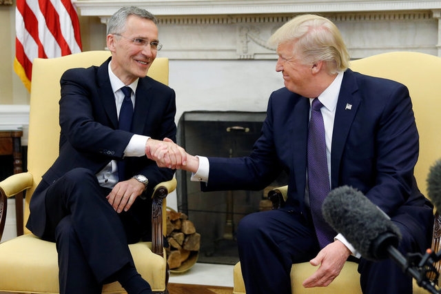  Tổng tống Trump bắt tay với Tổng thư ký NATO Jens Stoltenberg tại Nhà Trắng ngày 12/4 (Ảnh: Reuters) 