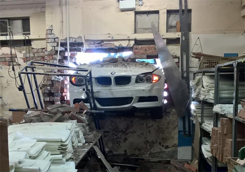 xe-bmw-dam-xuyen-tuong-ky-la-1