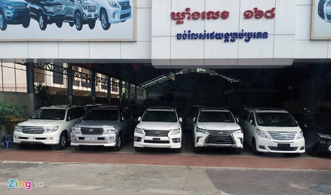 Xe sang Lexus chay day duong tai Campuchia hinh anh 1