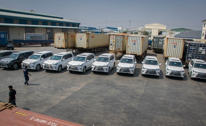 Xe sang Lexus chay day duong tai Campuchia hinh anh 3
